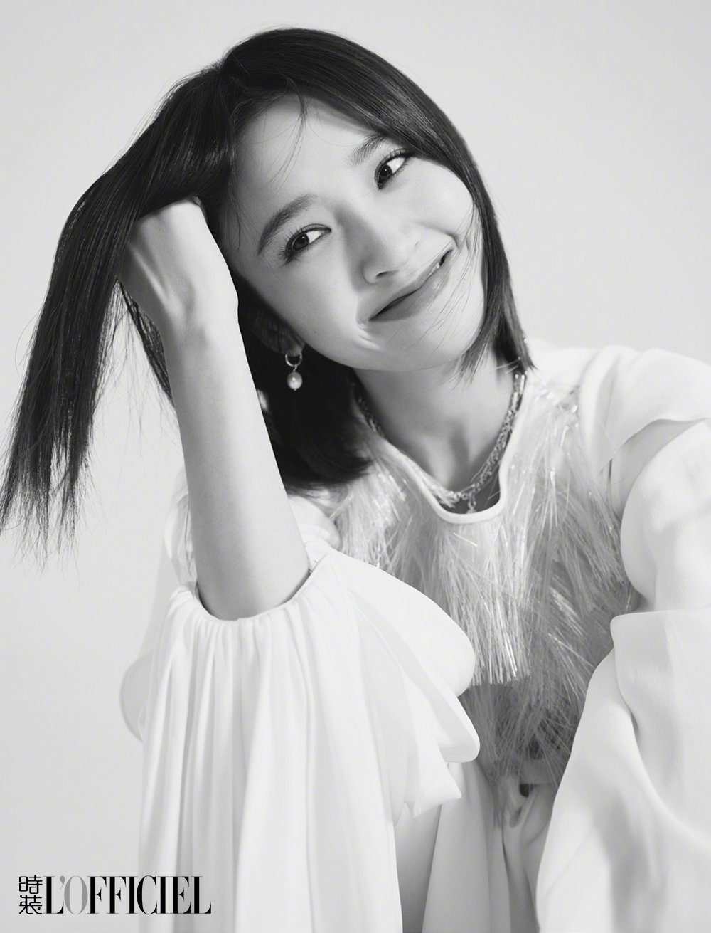 唐艺昕时装封面大片曝光中长发拂面眼神空灵