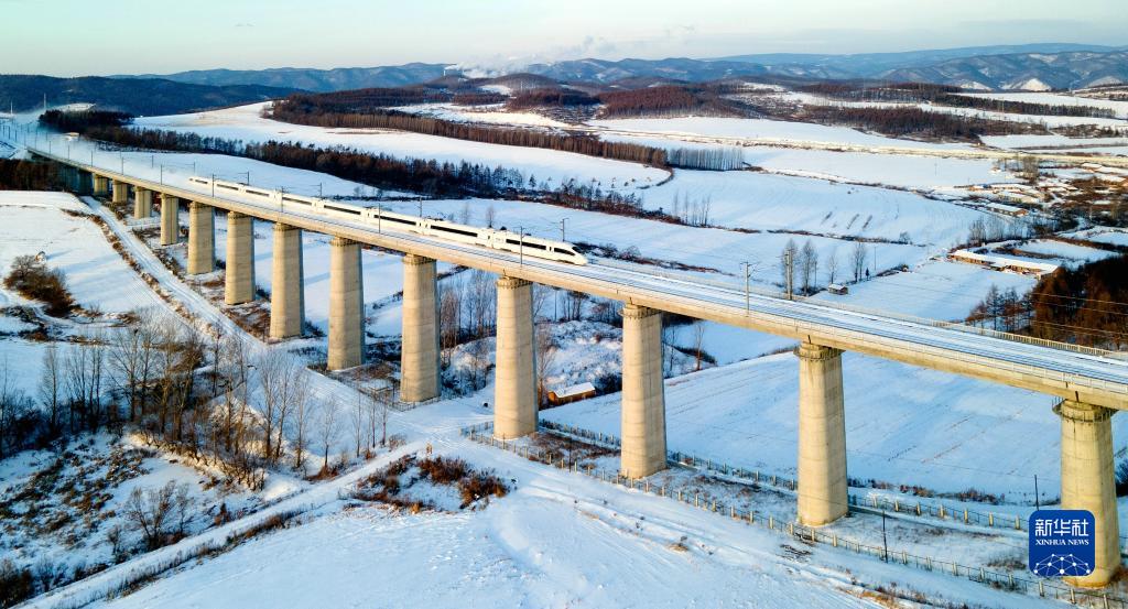 进行运行试验的牡佳高铁列车（12月2日摄）。新华社发（中国铁路哈尔滨局集团有限公司供图）