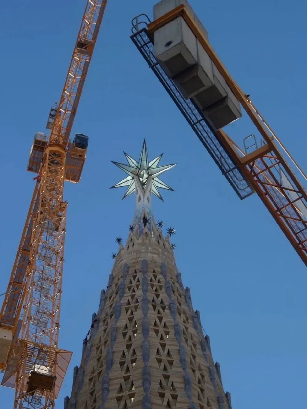 建了140年，全世界最伟大的＂烂尾楼＂封顶！高迪设计，横跨三个世纪！网友惊呼：有生之年！休闲区蓝鸢梦想 - Www.slyday.coM