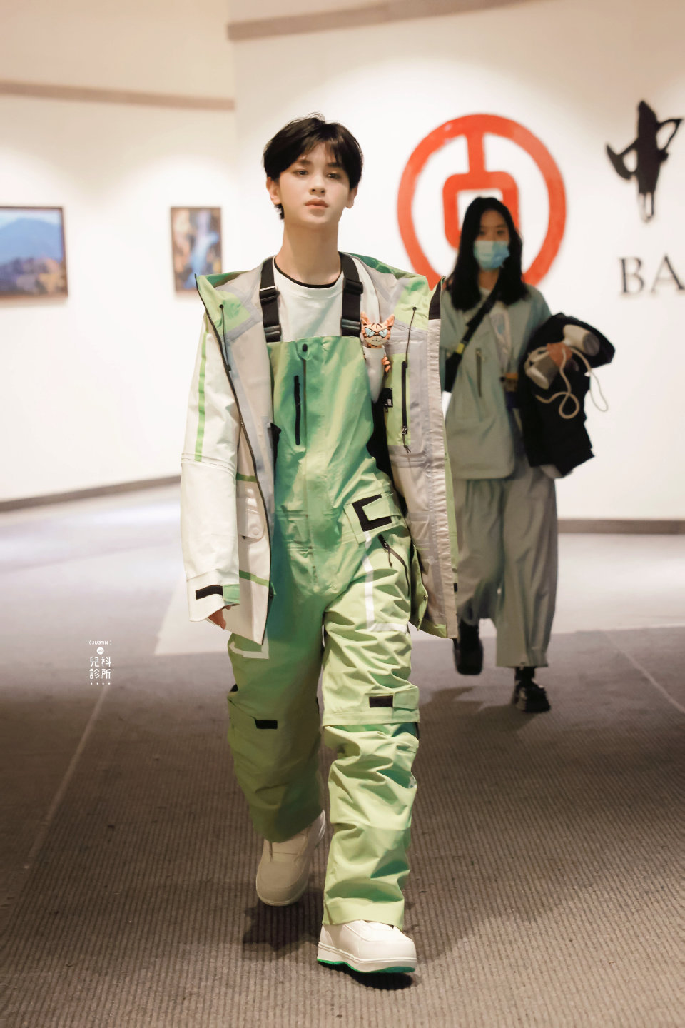 jjjustin0219下班早点休息穿绿色背带裤的小贾太可爱了