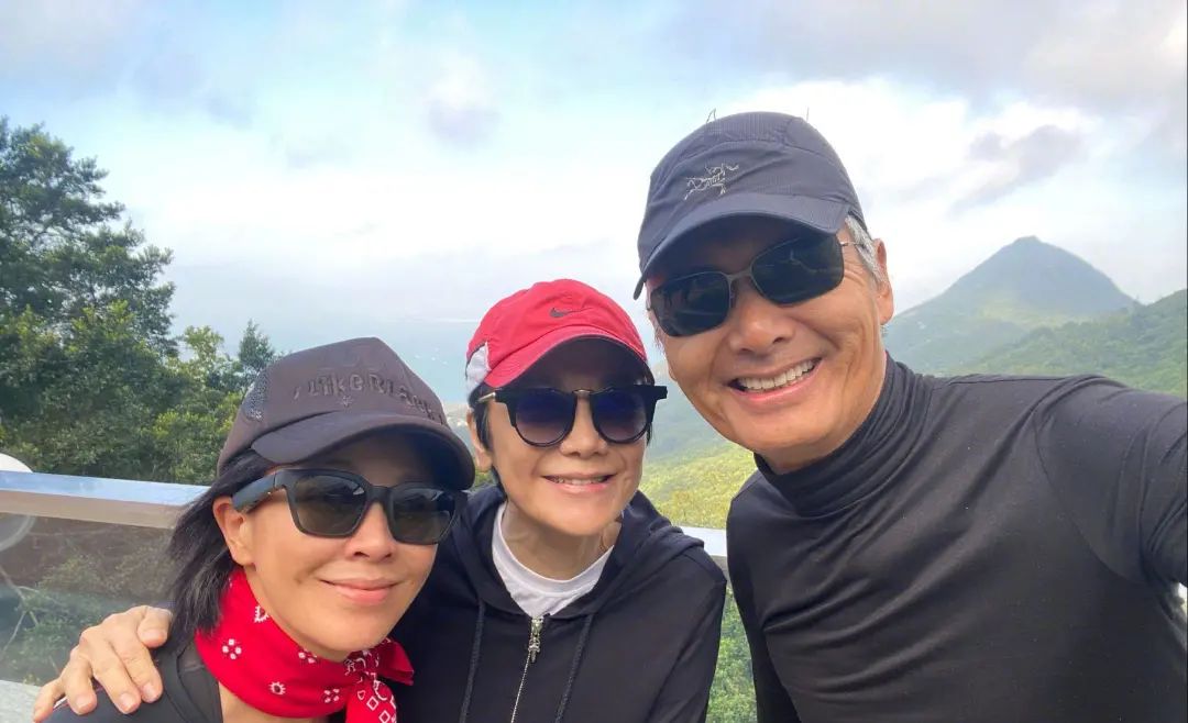 66岁发哥带队爬山，带刘嘉玲22公里，果然运动才是最有效的美容！休闲区蓝鸢梦想 - Www.slyday.coM