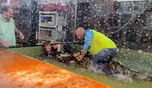 玩漂流附赠鳄鱼口惊险求生体验，18岁少女差点被咬断腿休闲区蓝鸢梦想 - Www.slyday.coM