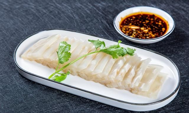 做猪皮冻,别直接煮,牢记“1搓1刮3煮”,皮冻Q弹不腥,成功率高