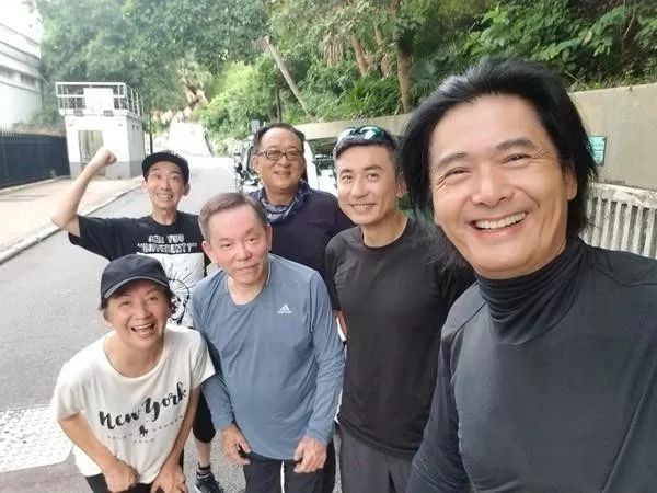 66岁发哥带队爬山，带刘嘉玲22公里，果然运动才是最有效的美容！休闲区蓝鸢梦想 - Www.slyday.coM