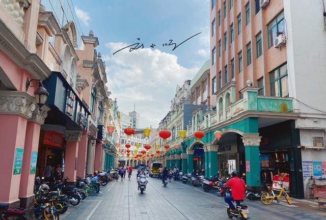 佛山市顺德区著名的商业街两侧都是传统骑楼仿佛穿越到了南洋