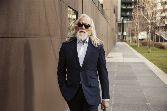 王德顺活成了一个时尚老头