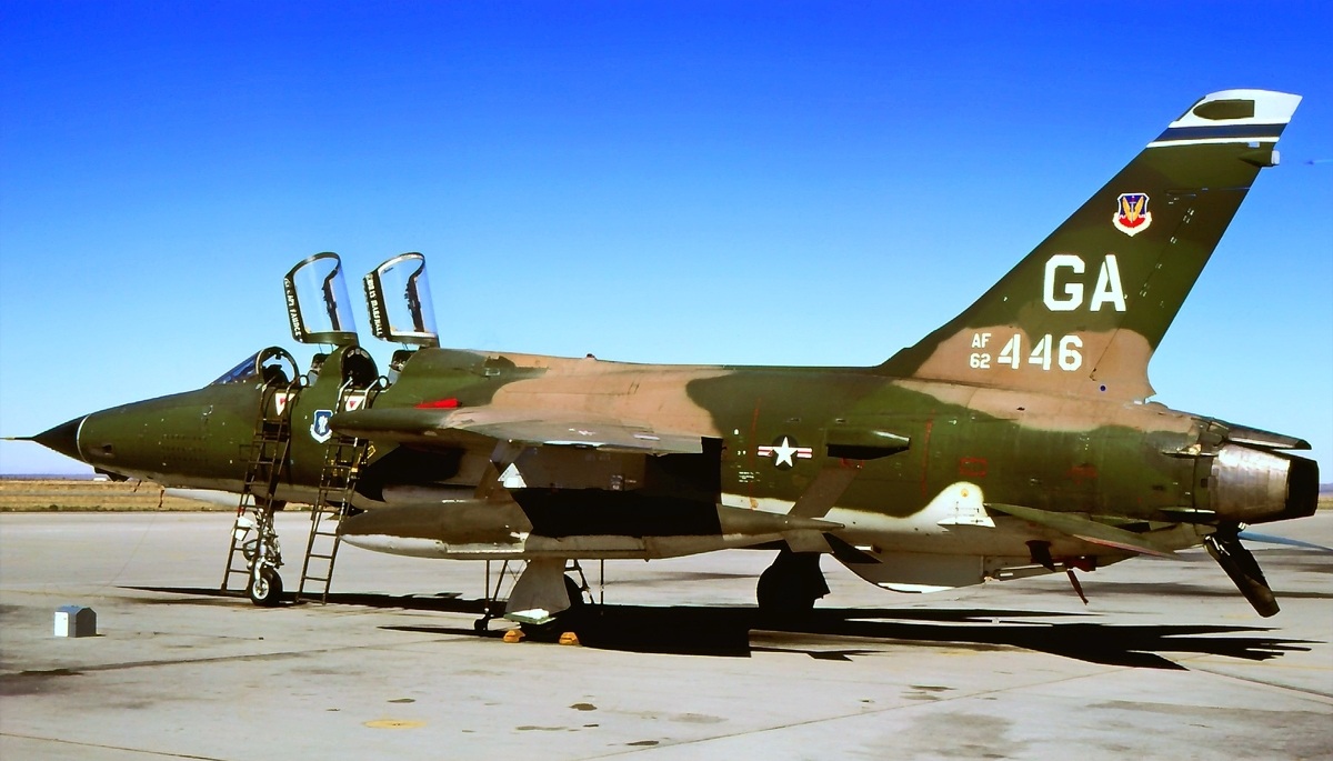 新闻看点# f-105战斗轰炸机是20世纪50年代. 来自科技扒一扒 - 微博