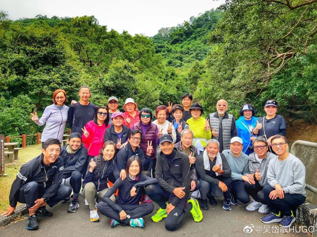 66岁发哥带队爬山，带刘嘉玲22公里，果然运动才是最有效的美容！休闲区蓝鸢梦想 - Www.slyday.coM