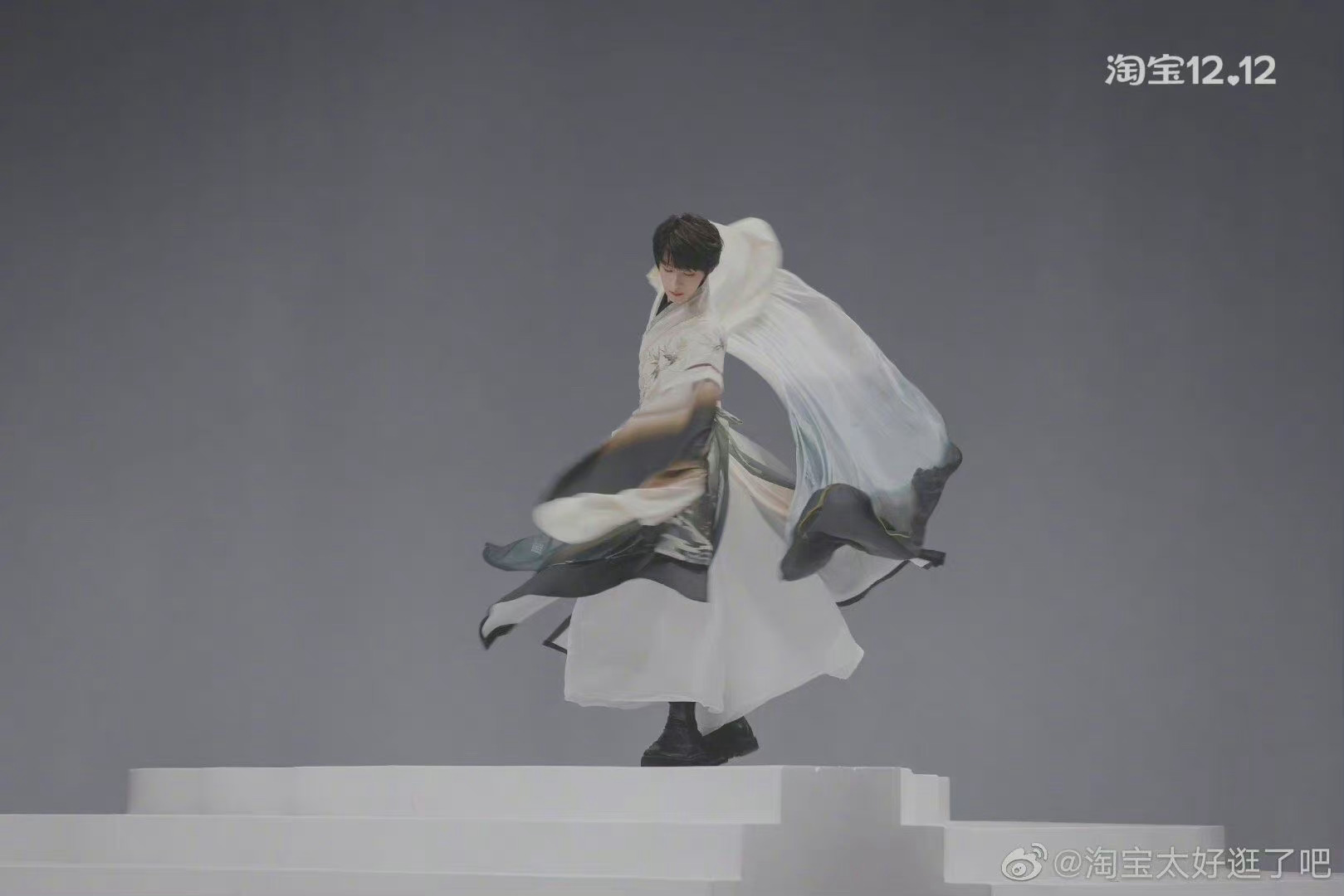 刘宇汉服大片花絮照 广袖汉服的优雅端庄,少年飘扬大气|刘宇|花絮