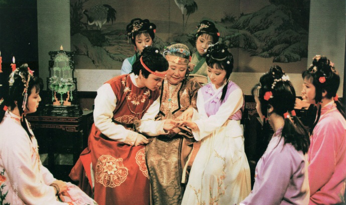 宝黛初会的过程,我们是无比熟悉耳熟能详的,无论是电视剧,电影,还是