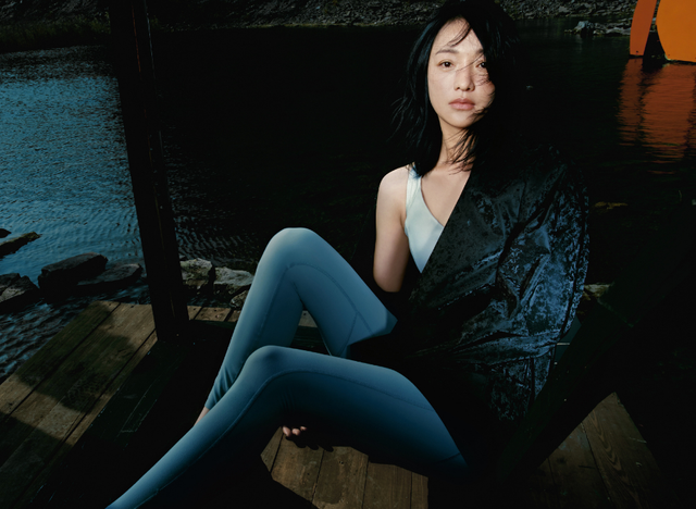 47岁周迅广告大片流出敞开上衣香肩半露腰腹纤细皮肤白皙