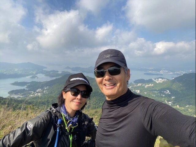 66岁发哥带队爬山，带刘嘉玲22公里，果然运动才是最有效的美容！休闲区蓝鸢梦想 - Www.slyday.coM