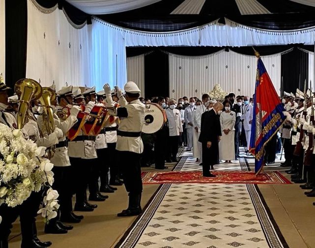 85岁柬埔寨太后出席拉那烈亲王葬礼一身黑色造型难掩悲伤啊