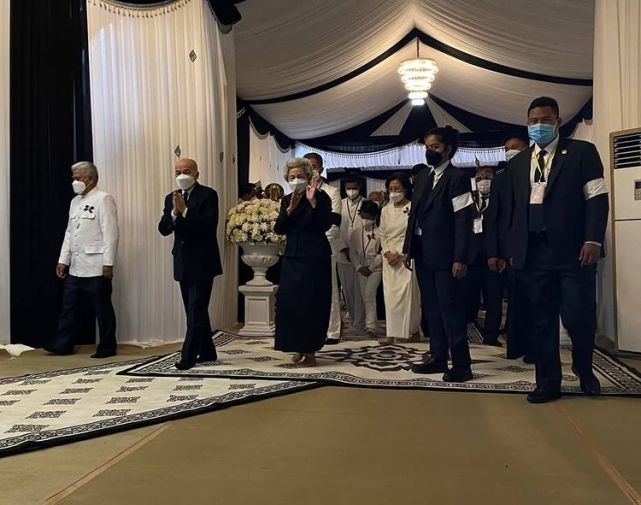 85岁柬埔寨太后出席拉那烈亲王葬礼一身黑色造型难掩悲伤啊