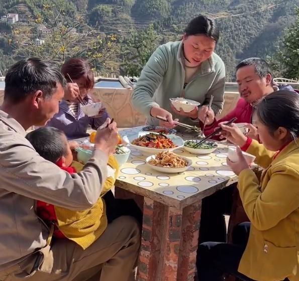 网友投诉牛爱芳在山顶私自建房,官方回应未违规,却被网友打脸休闲区蓝鸢梦想 - Www.slyday.coM