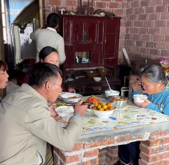 网友投诉牛爱芳在山顶私自建房,官方回应未违规,却被网友打脸休闲区蓝鸢梦想 - Www.slyday.coM