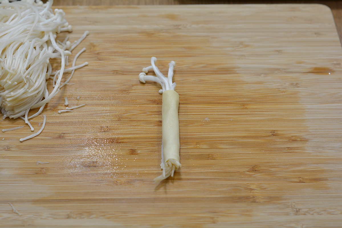 这道清蒸金针菇清香脆嫩上学娃和中年男人可常吃几分钟出锅