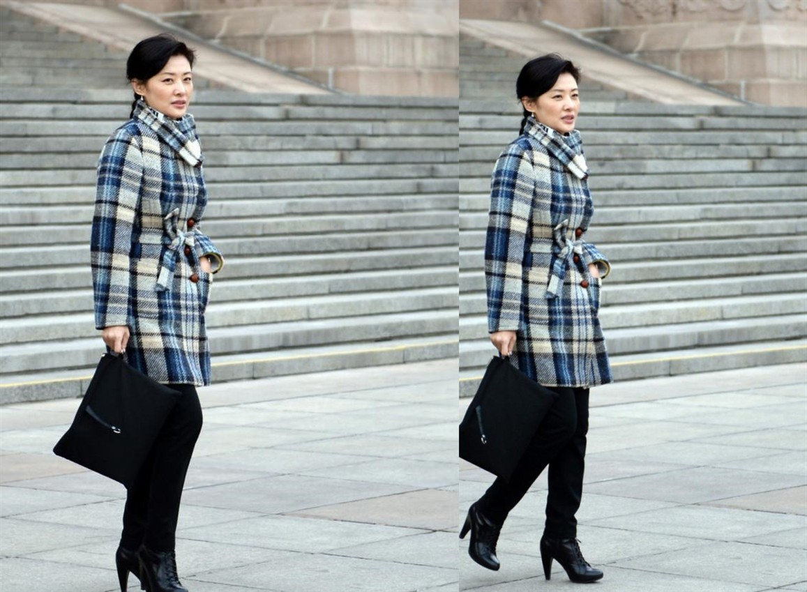 年过半百的周涛不化妆能看出老态可穿大衣气场十足看着好年轻