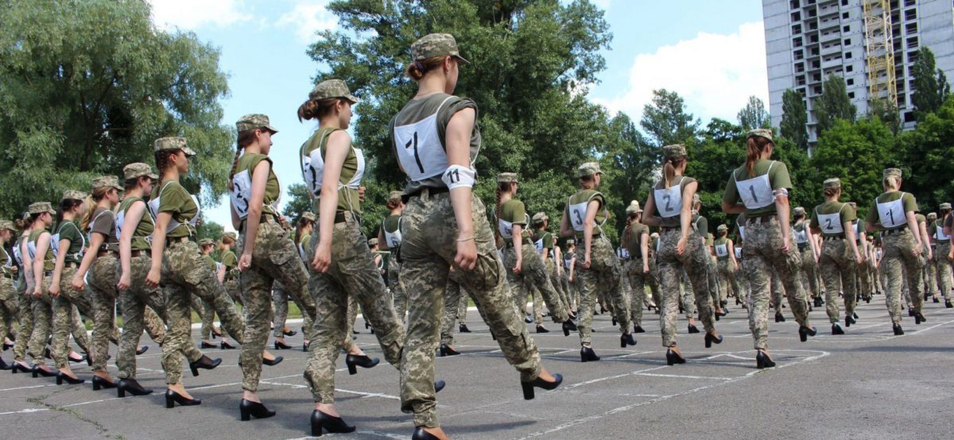 乌克兰女兵阅兵尽显丰腴身材最后一张照片看了让人动心