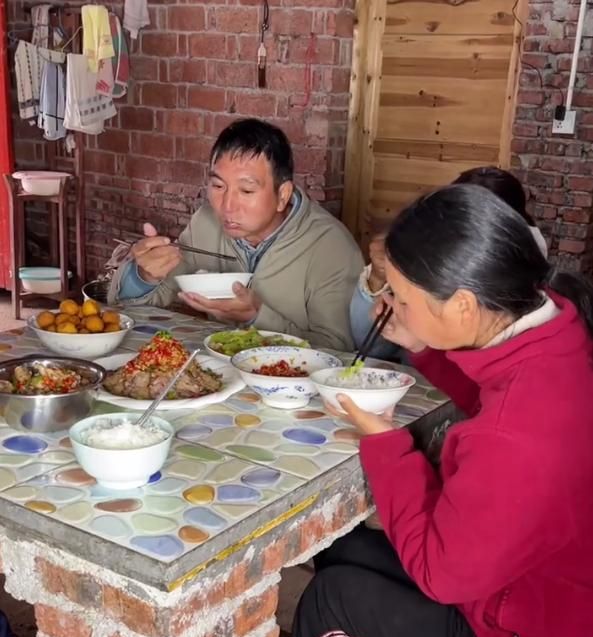 网友投诉牛爱芳在山顶私自建房,官方回应未违规,却被网友打脸休闲区蓝鸢梦想 - Www.slyday.coM