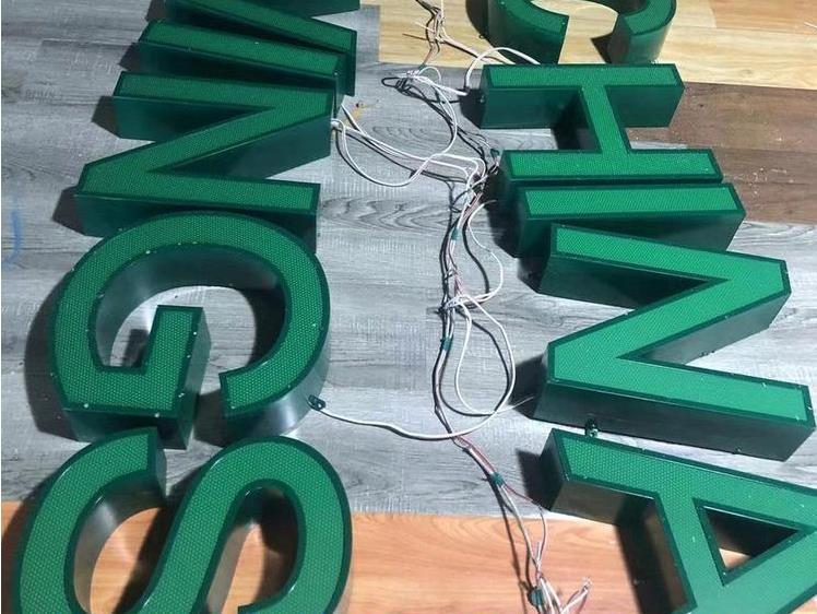 发光字厂家介绍双色网孔膜发光字