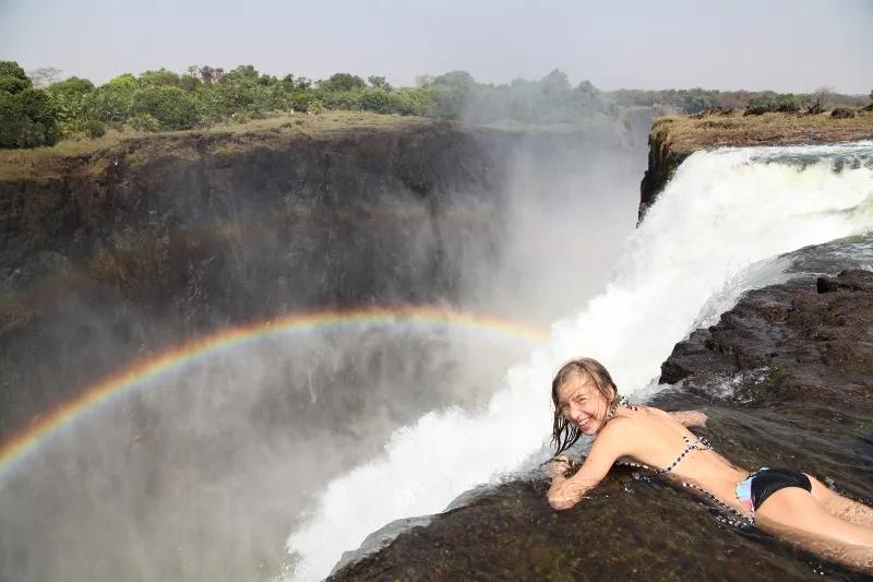 玩漂流附赠鳄鱼口惊险求生体验，18岁少女差点被咬断腿休闲区蓝鸢梦想 - Www.slyday.coM