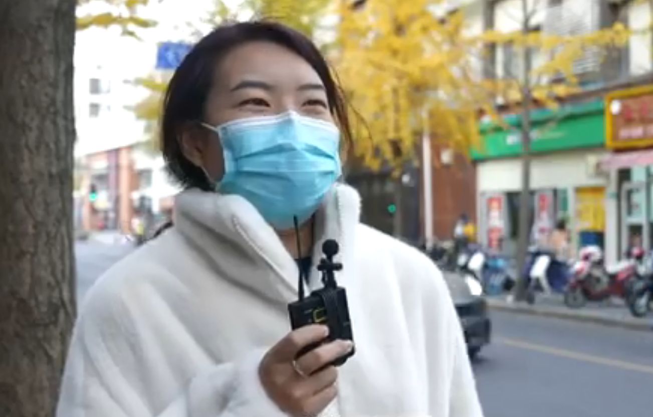 不等领导先走就下班街头采访00后大学生耿直的回答让人佩服