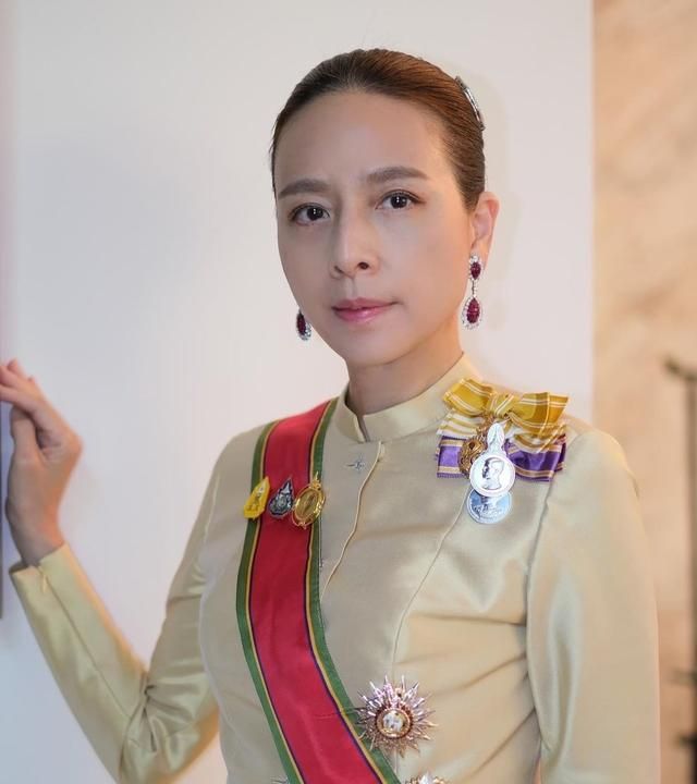 华裔"冻龄美人"伍伦盼,穿泰式传统服装雍容华贵,比苏