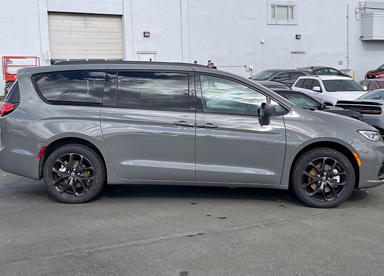 2022款克莱斯勒大捷龙实拍座舱媲美埃尔法入门还配6缸动力