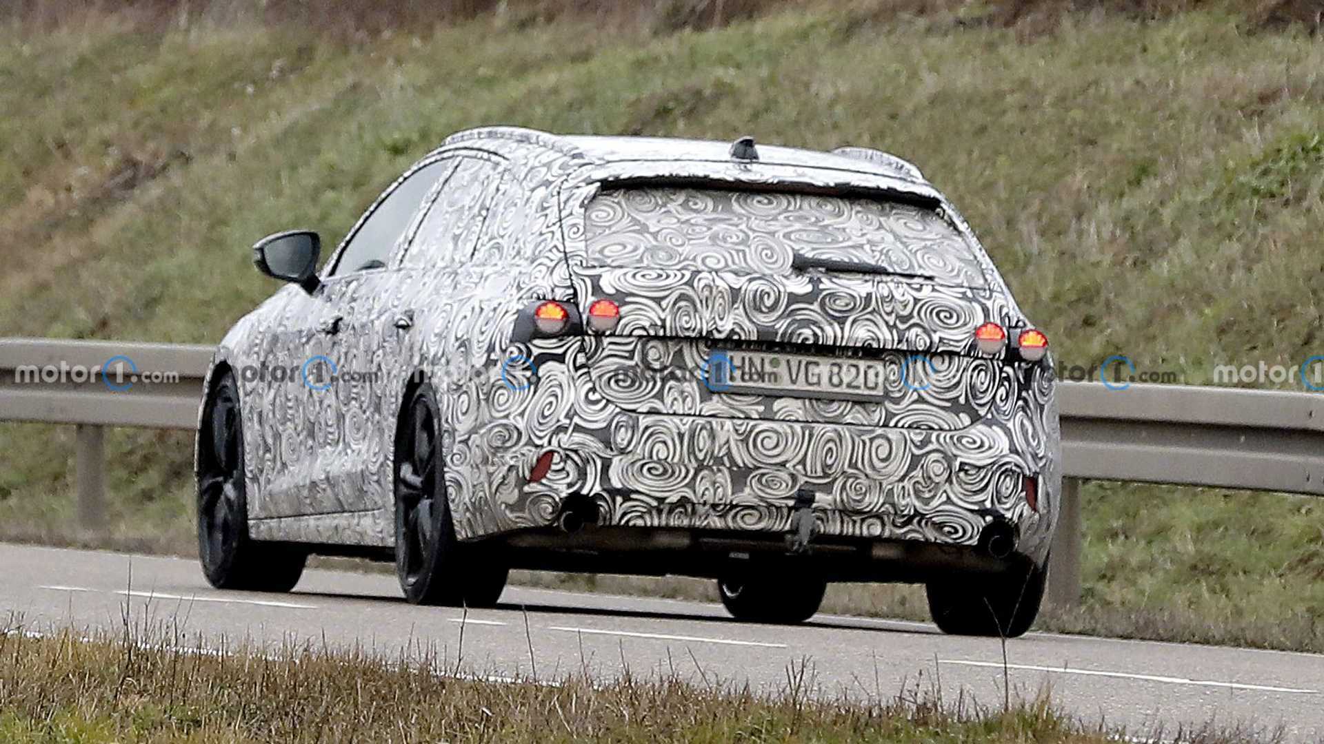 新一代奥迪a4avant路试谍照新车预计会在2022年下半年发布亮相