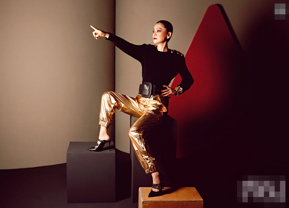 58岁毛阿敏罕拍性感照穿深v上衣秀事业线赤脚躺地上气质冷艳