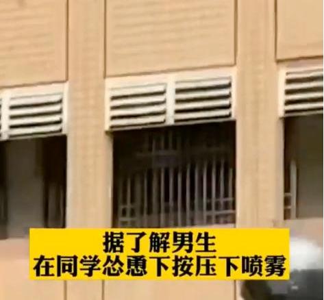 女中学生带防狼喷雾上学，男同学贪玩误伤11人，学校处理引热议：女生负责？休闲区蓝鸢梦想 - Www.slyday.coM