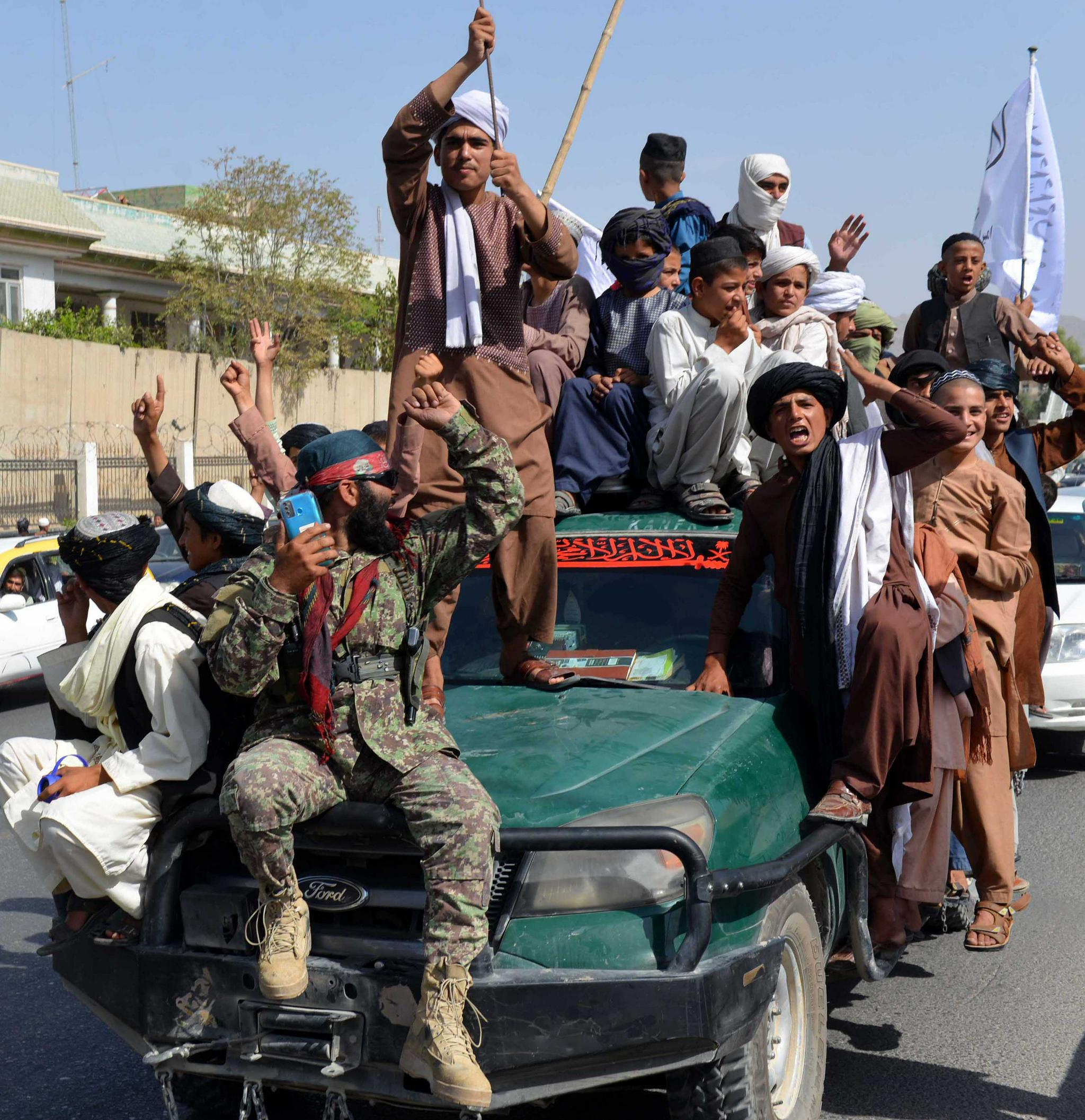 8月31日在阿富汗坎大哈拍摄的当地居民和塔利班人员.