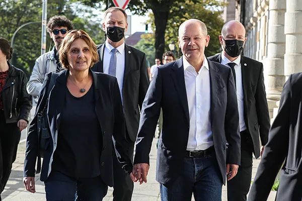 当地时间2021年9月26日，在德国波茨坦，德国社会民主党总理候选人朔尔茨（前右）和妻子抵达投票站。新华社 图