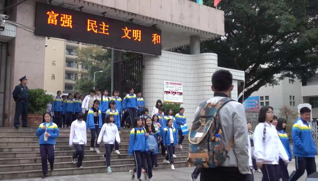 女中学生带防狼喷雾上学，男同学贪玩误伤11人，学校处理引热议：女生负责？休闲区蓝鸢梦想 - Www.slyday.coM