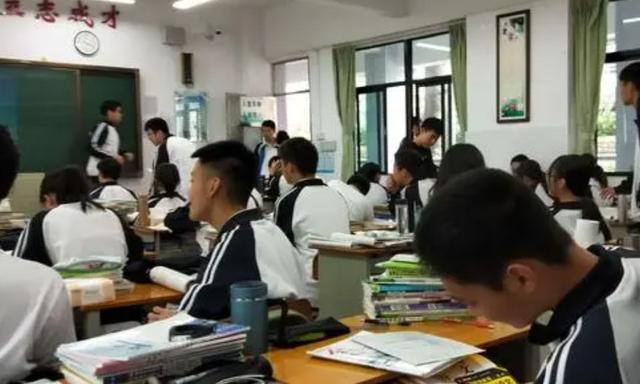 女中学生带防狼喷雾上学，男同学贪玩误伤11人，学校处理引热议：女生负责？休闲区蓝鸢梦想 - Www.slyday.coM