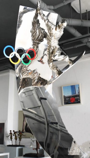 雕塑《腾飞》(单板滑雪)为完整表现选手一展身手的环境因素,作者采用