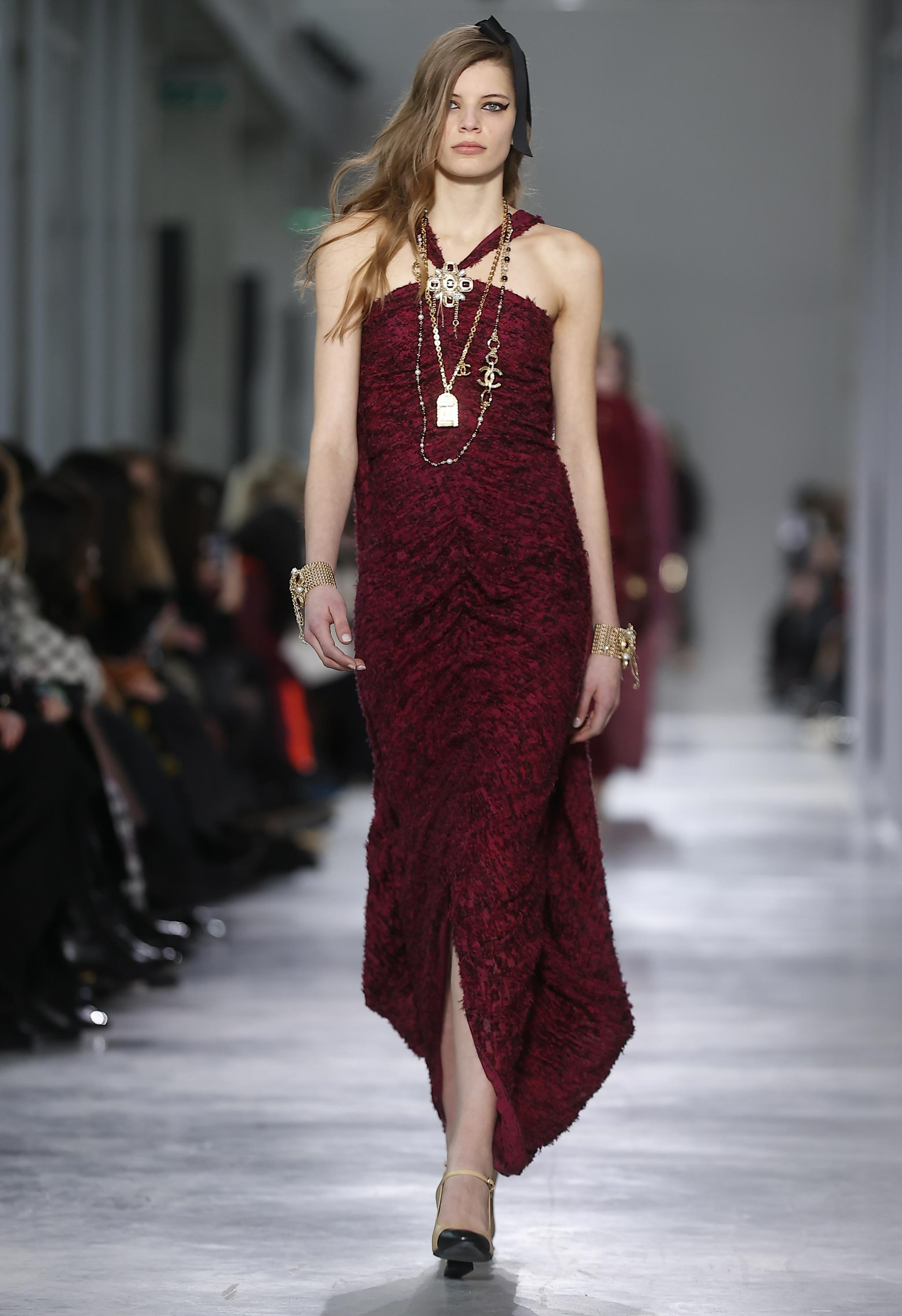 12月7日,在法国巴黎郊外的欧贝维利耶,模特展示香奈儿高级手工坊系列