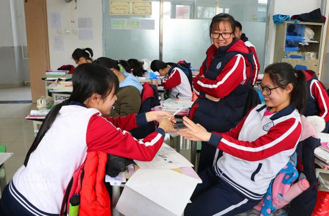 女中学生带防狼喷雾上学，男同学贪玩误伤11人，学校处理引热议：女生负责？休闲区蓝鸢梦想 - Www.slyday.coM