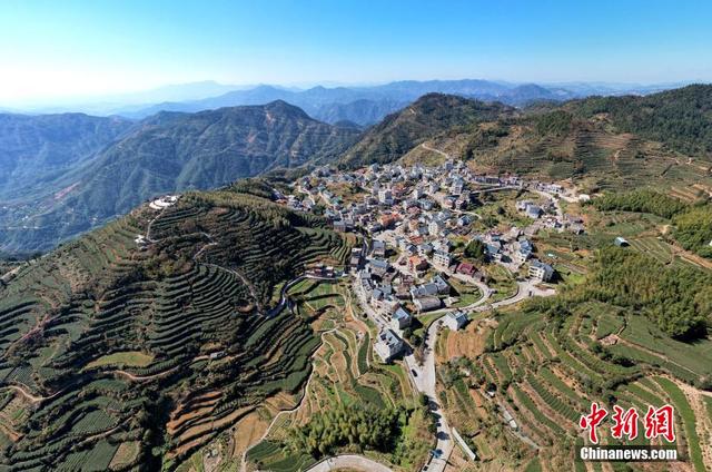 航拍厦门群山环绕的美丽乡村