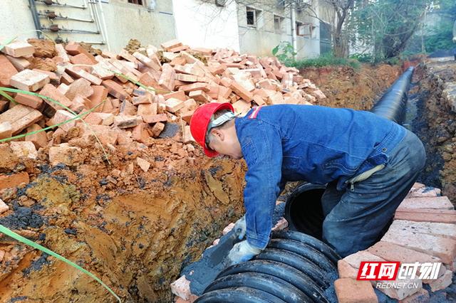 我为群众办实事｜资兴市唐洞街道：改造老旧小区解民忧休闲区蓝鸢梦想 - Www.slyday.coM