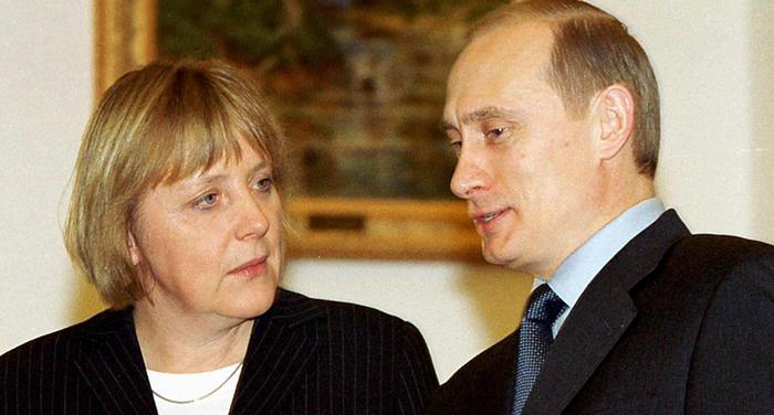 2002年，默克尔访问俄罗斯。据报道，她在克里姆林宫会见普京后向助手开玩笑说，她通过了“克格勃测试”，因为她成功地保持了与普京的对视。