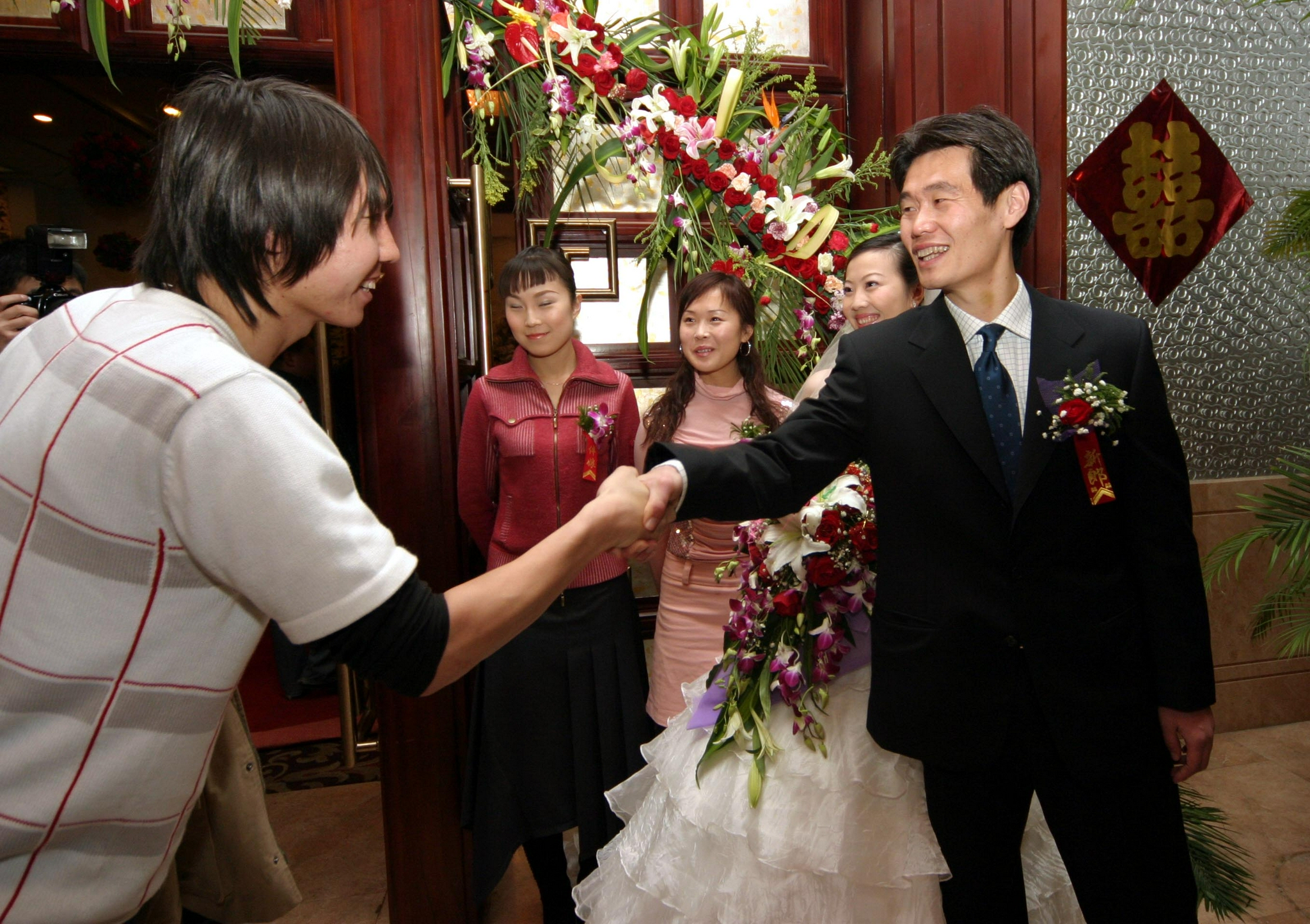 两任国足主帅合影李霄鹏与足协领导会面李铁气色渐好