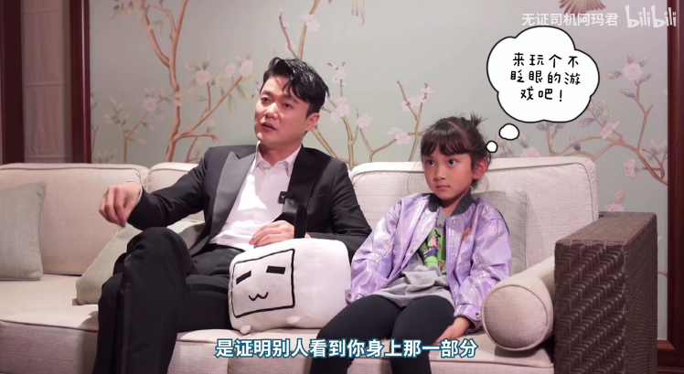 《人潮汹涌》里他饰演心酸落魄却疯狂的群演陈小萌,和片中刘德华饰演