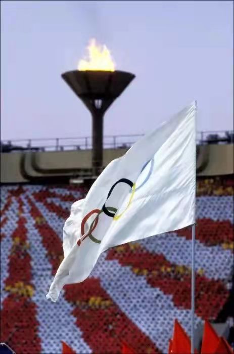1984年5月，洛杉矶奥运会五环旗。以苏联为首的几个国家为了报复美国1980年抵制莫斯科奥运会而联合抵制参加本届奥运会。 中新社发 伽玛 摄