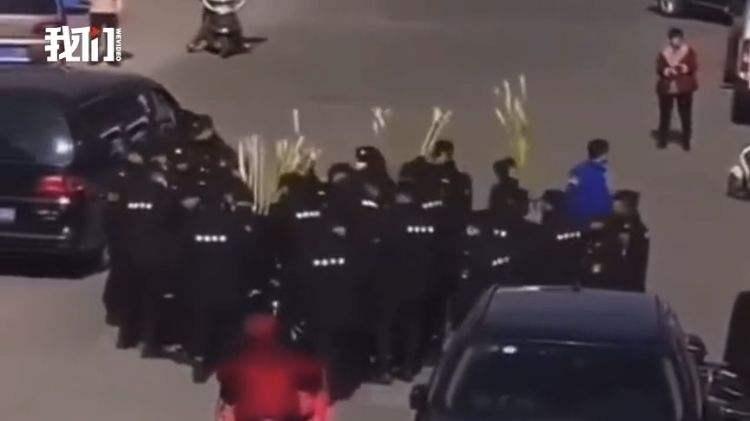 【羊晚快评】“黑制服”抢夺老人甘蔗，执法权岂可外包？休闲区蓝鸢梦想 - Www.slyday.coM