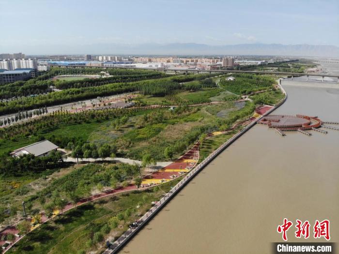 图为黑河在甘肃省张掖市穿境而过，沿河岸边绿树成荫。(资料图) 杨艳敏 摄
