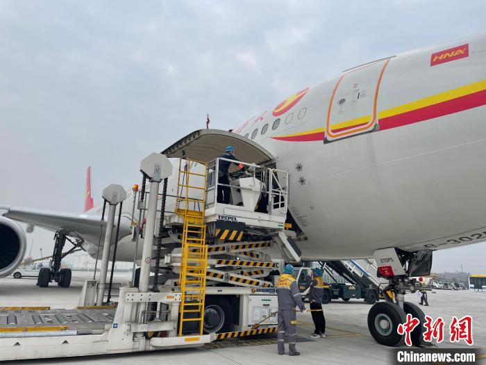 首班主要装载防疫物资及快件电商、汽配等普货共计30余吨。湖南机场集团 供图