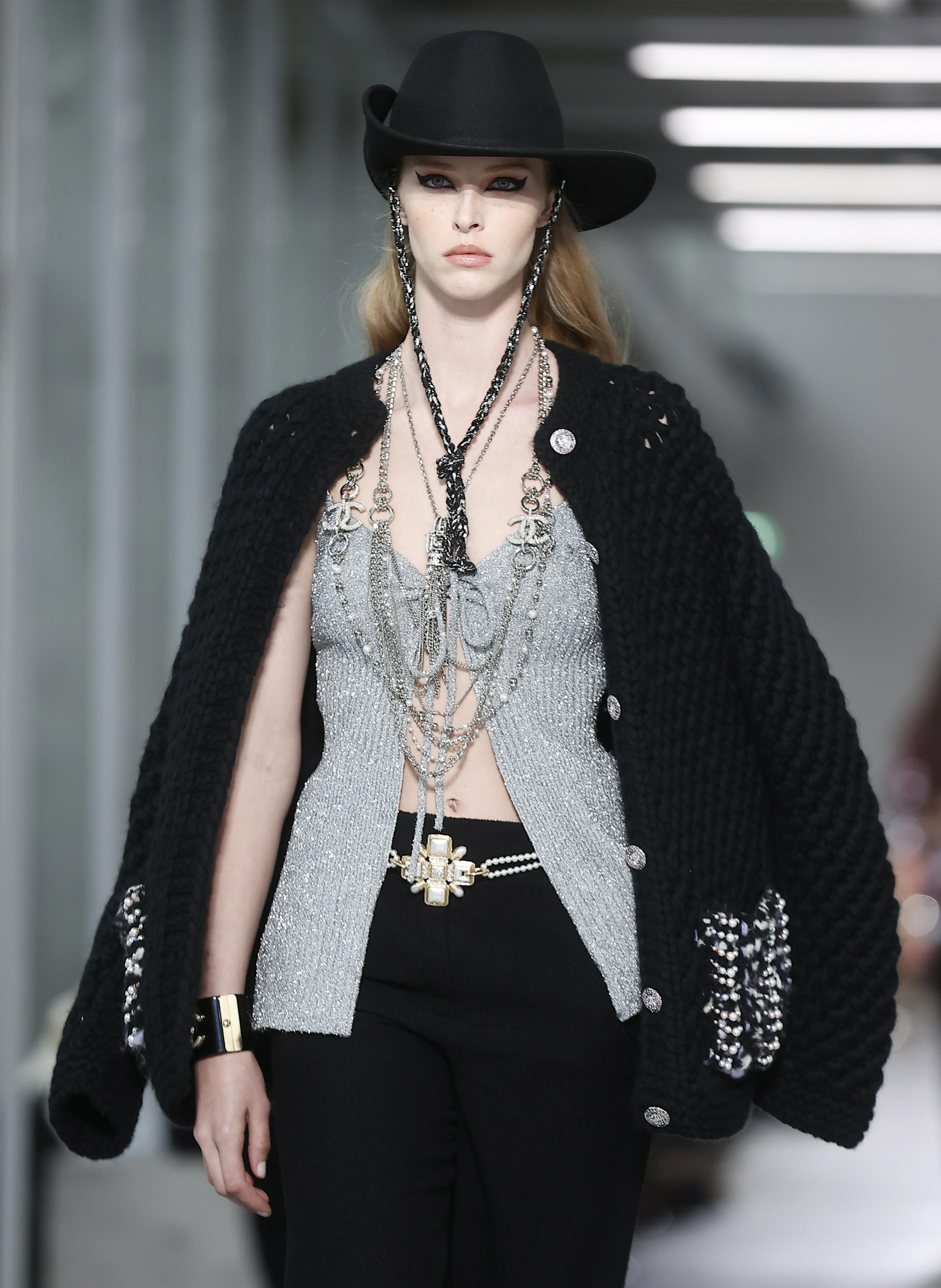 12月7日,在法国巴黎郊外的欧贝维利耶,模特展示香奈儿高级手工坊系列