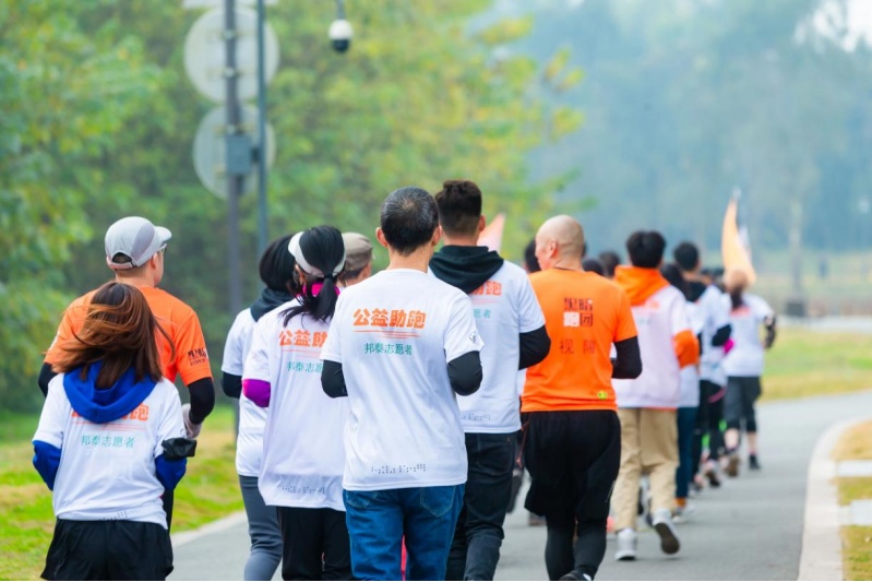 (志愿者与视障人士共同奔跑,邦泰提供,央广网发)